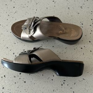 Dansko Women's Pewter Leather Flower Thong Open Toe Comfort Sandal slide Size 38